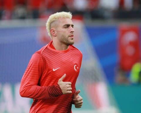 Australische Fußballmannschaft jubelt nach Spielgewinn gegen Türkei, trotz türkischem Druck und Chancen.