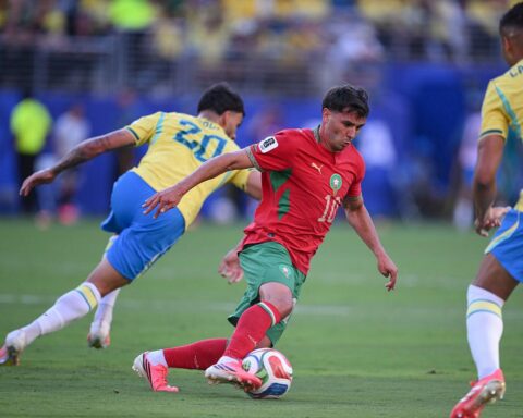 Fußballspiel zwischen Brasilien und Marokko, beide Nationen kämpfen um den Sieg.