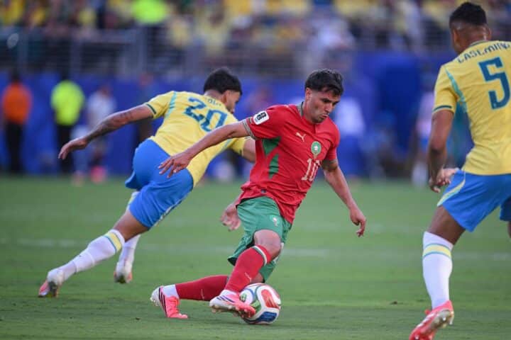 Fußballspiel zwischen Brasilien und Marokko, beide Nationen kämpfen um den Sieg.