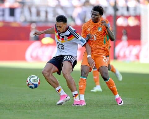 Deutschland feiert den Sieg gegen Elfenbeinküste, jubelnde Spieler und leidenschaftliche Fans.