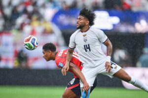 England feiert 2:0-Sieg gegen Panama, Gruppensieg sichergestellt, mit jubelnden Spielern und jubelndem Publikum.