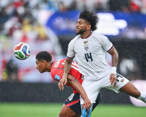 England feiert 2:0-Sieg gegen Panama, Gruppensieg sichergestellt, mit jubelnden Spielern und jubelndem Publikum.