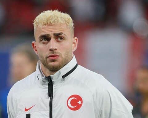 Fußballspiel zwischen USA und Türkei, emotionaler Moment, Tore feiern und jubelnde Spieler.