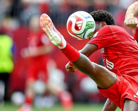 Jonathan David dribbelt den Ball, feiert Kanadas 6:0-Sieg gegen Katar in der WM 2026.