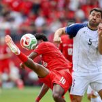 Zwei Fußballmannschaften kämpfen um den Ball während des WM-Spiels Kanada gegen Bosnien-Herzegowina.