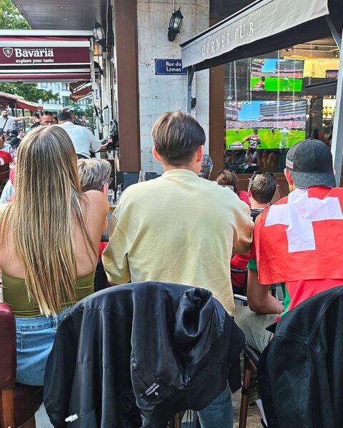 Fans schauen in einer Bar in Genf gebannt Fußballspiel Schweiz gegen Katar, voller Emotionen.