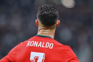 Ronaldo und andere Spieler beim intensiven Kampf um den Ball im Fußballspiel.