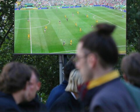 Feiernde Fans beim Public Viewing der WM 2026 in Mexiko-Stadt, voller Begeisterung und Emotionen.