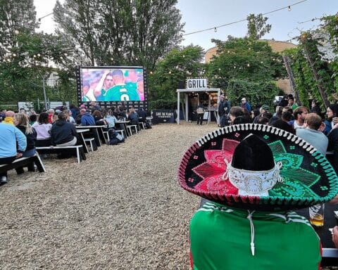 Mexiko feiert Fußball-Sieg gegen Südkorea im Public Viewing, Fans jubeln im Stadion.