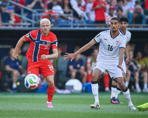Norwegischer Spieler feiert Tor, während irakische Spieler enttäuscht reagieren. Fußball-Weltmeisterschaft 2026.