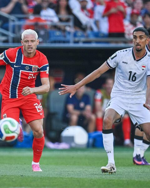 Norwegischer Spieler feiert Tor, während irakische Spieler enttäuscht reagieren. Fußball-Weltmeisterschaft 2026.