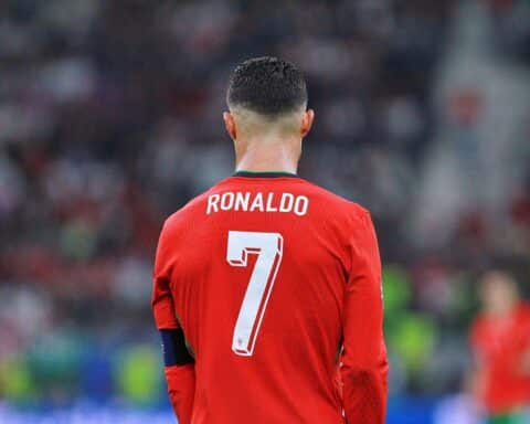 Cristiano Ronaldo jubelt nach einem Tor, umgeben von feiernden Portugiesen im Stadion.