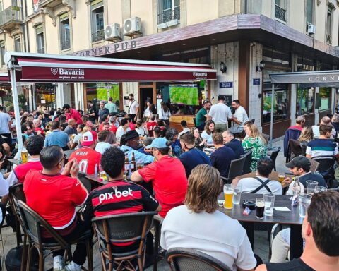 Fans feiern gemeinsam in einer Bar, während sie das spannende Fußballspiel Portugal gegen DR Kongo verfolgen.