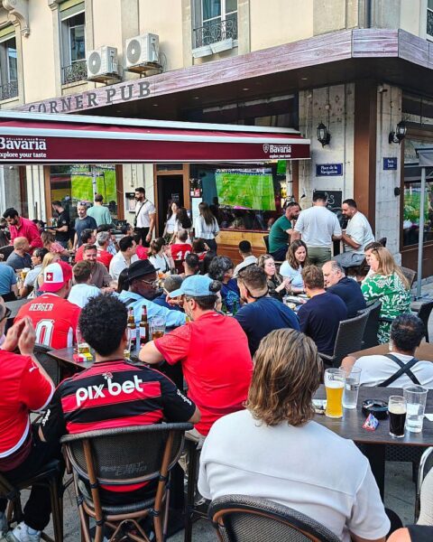 Fans feiern gemeinsam in einer Bar, während sie das spannende Fußballspiel Portugal gegen DR Kongo verfolgen.