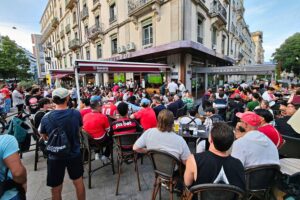 Fans jubeln in einer Bar, während sie das Fußballspiel Schweiz gegen Kanada verfolgen.