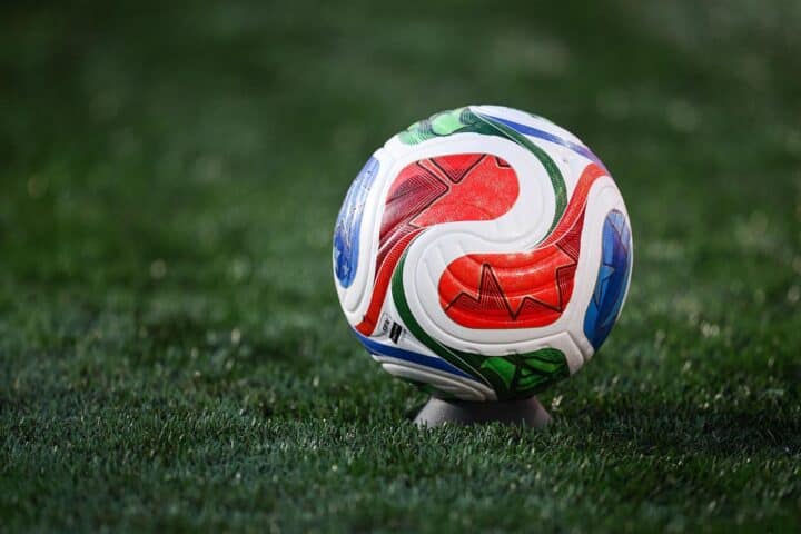 Zwei Fußballmannschaften in Aktion, leidenschaftliches Spiel, Ball und dramatische Szenen während der WM.