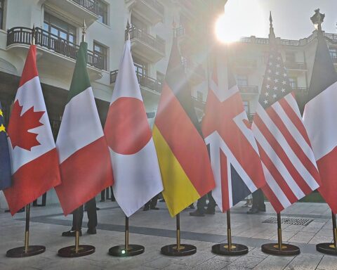 G7-Flaggen symbolisieren Zusammenarbeit zur Verringerung der Rohstoffabhängigkeit und Förderung lokaler Wertschöpfung.