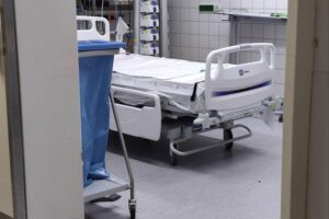 Josef Hecken kritisiert Gesundheitsfinanzierung; Bild zeigt Krankenhaus, symbolisiert Gesundheitssystem und Reformbedarf.