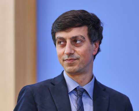 Bijan Moini kritisiert Verfassungsschutz-Gutachten zur AfD; betont unzureichende rechtliche Analyse, Demokratiebedenken.
