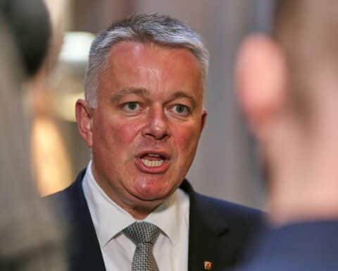 Gordon Schnieder diskutiert Krankenkassen-Reform und Pharmaindustrie vor einem ARD-Mikrofon.