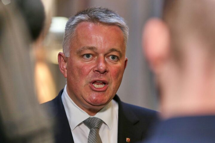 Gordon Schnieder diskutiert Krankenkassen-Reform und Pharmaindustrie vor einem ARD-Mikrofon.