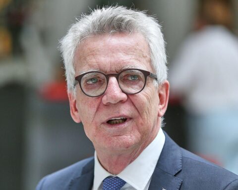 Thomas de Maizière und Sigmar Gabriel diskutieren scharfe Kritik an der aktuellen Regierungspraxis.