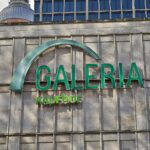 Galeria Kaufhof am Alexanderplatz: Warenhaus, modernes Ambiente, wirtschaftliche Herausforderungen, Mietzahlungen beglichen.