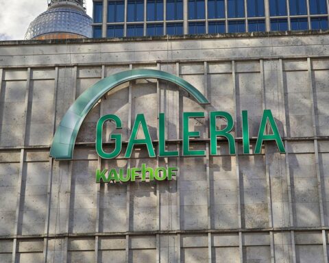 Galeria Kaufhof am Alexanderplatz: Warenhaus, modernes Ambiente, wirtschaftliche Herausforderungen, Mietzahlungen beglichen.