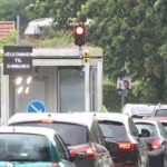 Grenze zwischen Deutschland und Dänemark mit Fahrzeugen und Sicherheitskontrollen bei der Einreise.