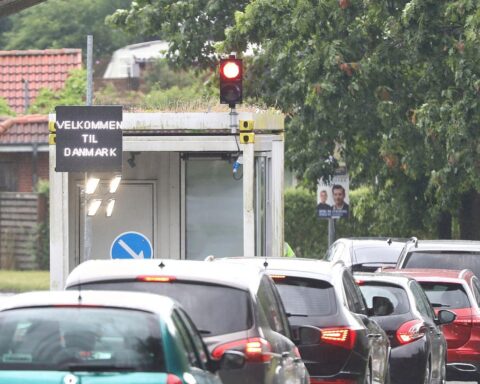 Grenze zwischen Deutschland und Dänemark mit Fahrzeugen und Sicherheitskontrollen bei der Einreise.