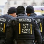 Polizisten im Einsatz, symbolisieren den Kampf gegen steigende politisch motivierte Straftaten in Deutschland.