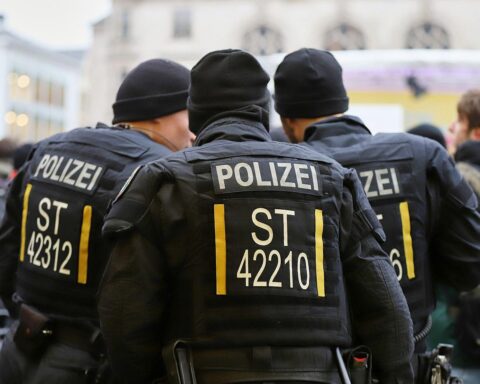 Polizisten im Einsatz, symbolisieren den Kampf gegen steigende politisch motivierte Straftaten in Deutschland.