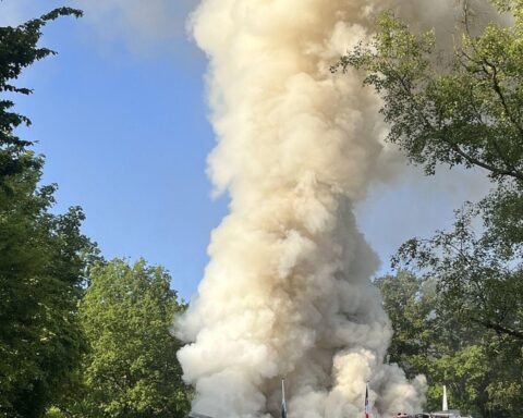 Brand eines Golfgebäudes in Bad Salzdetfurth, Feuerwehr im Einsatz, keine Verletzten, hoher Sachschaden.