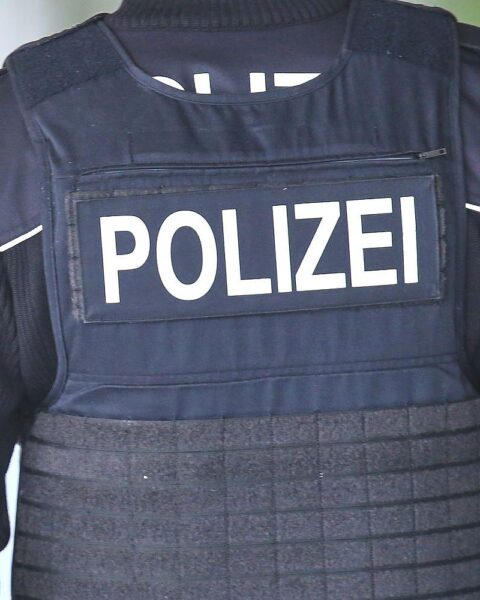 Ein Bild der Justizvollzugsanstalt Arnstadt, möglicherweise mit Polizeibeamten und Einsatzfahrzeugen.
