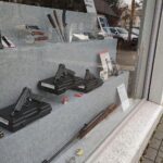 Kontrolle legaler Waffenbesitzer zur Sicherstellung der waffenrechtlichen Bestimmungen und öffentlichen Sicherheit.