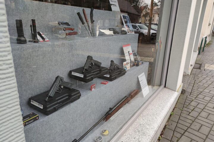 Kontrolle legaler Waffenbesitzer zur Sicherstellung der waffenrechtlichen Bestimmungen und öffentlichen Sicherheit.