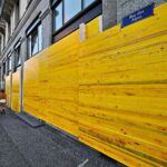Geschlossene Geschäfte in Genf, Schaufenster mit Sperrholz, Protestvorbereitungen vor G7-Gipfel.