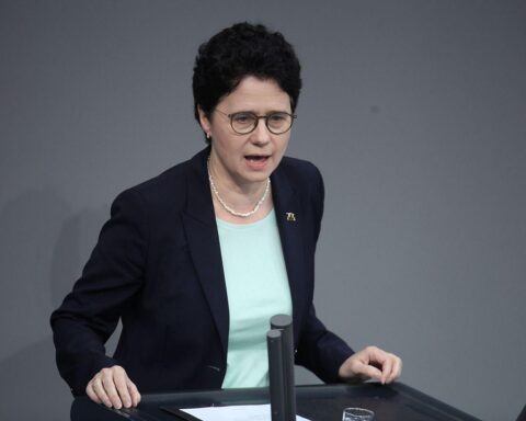 Ministerin Gentges spricht zur Unterstützung der Russlanddeutschen in Baden-Württemberg. Kulturelle Vielfalt betont.