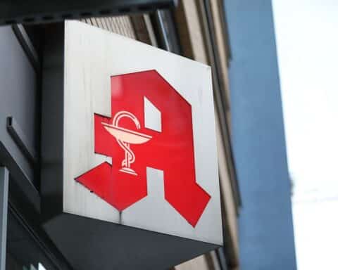 Bild eines Apothekenlogos, das die Wichtigkeit lokaler Apotheken in Bayern symbolisiert.