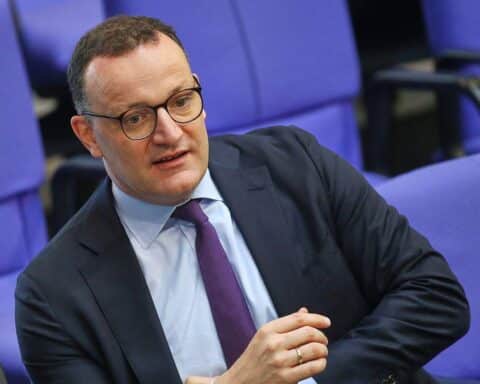 Jens Spahn kümmert sich um Politik, Pflege und Deutschlands Beziehung zu Israel.