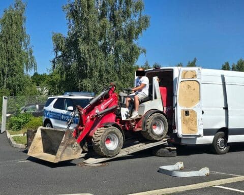 Bundespolizei sichert gestohlenen Muldenkipper am Grenzübergang, polnischer Fahrer überrascht.