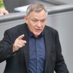 Jan van Aken kritisiert Gesundheitsministerin Warken: Reiche sollen mehr zur Krankenversicherung beitragen.