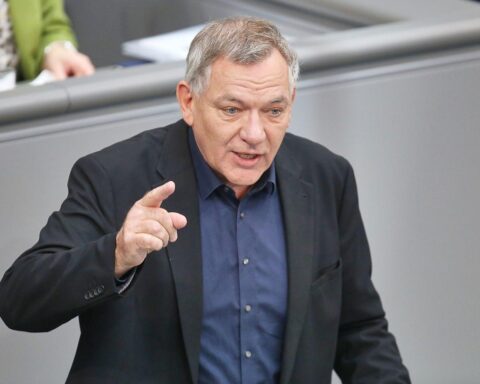 Jan van Aken kritisiert Gesundheitsministerin Warken: Reiche sollen mehr zur Krankenversicherung beitragen.