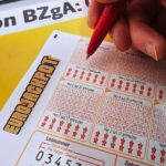 Spielschein für Eurojackpot mit Gewinnzahlen und Symbolik des Glücksspiels.