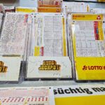 Spielscheine für Eurojackpot und Lotto 6 aus 49, Gewinnzahlen und Jackpot-Beträge sichtbar.