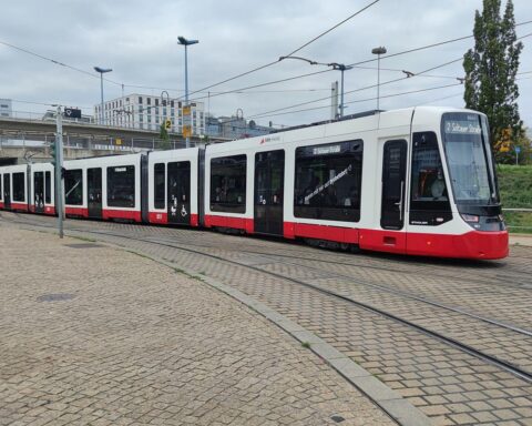 Straßenbahn fährt durch Halle (Saale) bei wechselhaftem Wetter mit Gewittern und Nebel.