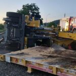 Umgekippter Gleisbagger bei Gleisarbeiten, Rettungsdienst behandelt verletzten Mitarbeiter am Bahnhof Bad Sobernheim.
