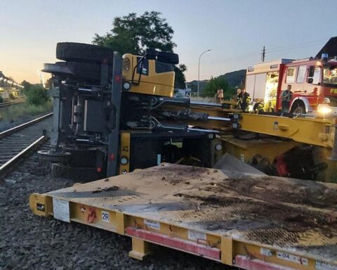 Umgekippter Gleisbagger bei Gleisarbeiten, Rettungsdienst behandelt verletzten Mitarbeiter am Bahnhof Bad Sobernheim.