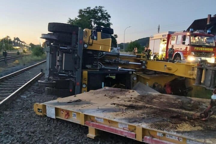 Umgekippter Gleisbagger bei Gleisarbeiten, Rettungsdienst behandelt verletzten Mitarbeiter am Bahnhof Bad Sobernheim.