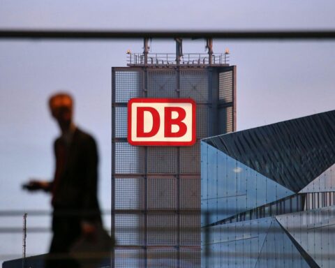 Vier alte, korrodierte Brücken in Alt-Treptow, gesperrt für Sicherheitsmaßnahmen der Deutschen Bahn.
